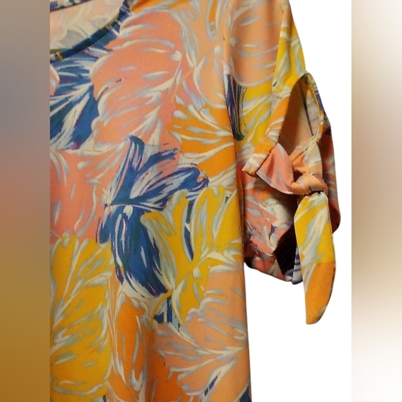 Caribbean Joe - Tropical Floral Pattern, Short Sleeve W/ Tie Accent, Size Medium - Picture 12 of 15